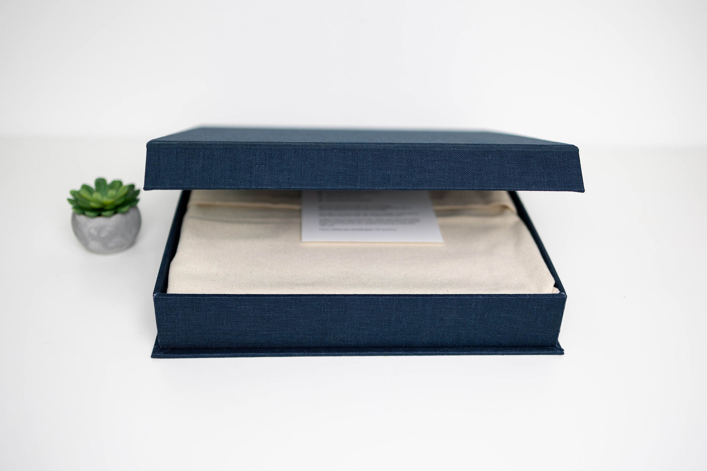 Clamshell Linen Box 8"