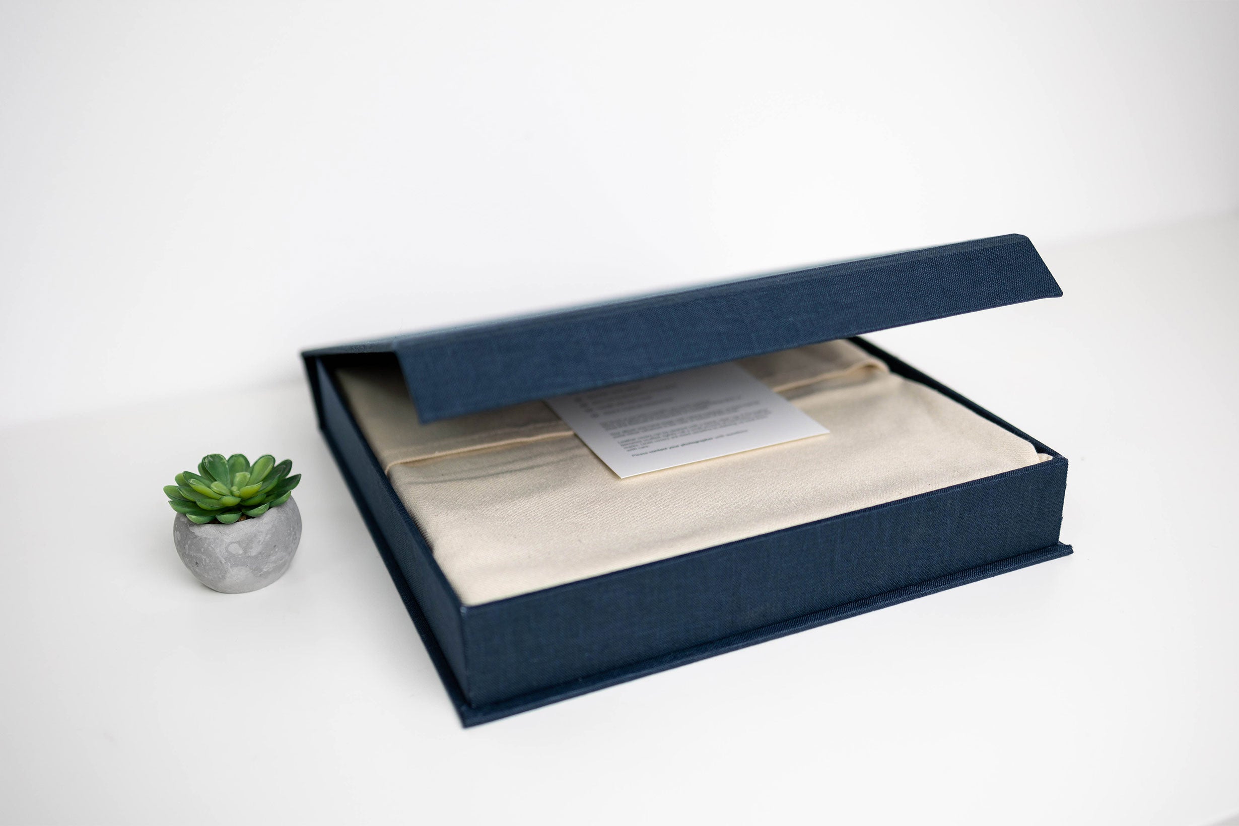 Clamshell Linen Box 8"